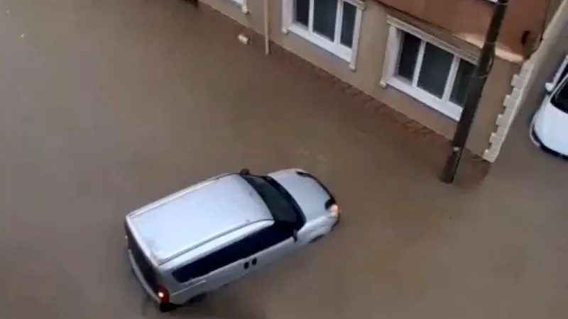Susurluk ilçesinde aniden bastıran sağanak yağış cadde ve sokakları suyla