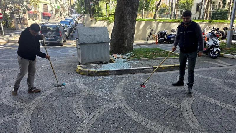 Bandırma İstiklal Caddesi'nde bir binadaki tadilat sırasında çıkan duşakabin camı,