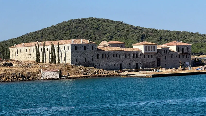 Ayvalık'ın Cunda Adası karşısında yer alan tarihi Tavuk Adası, üzerindeki