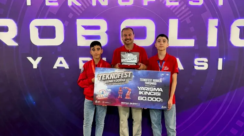 Şanlıurfa GAP Havalimanı'nda düzenlenen TEKNOFEST Güneydoğu finallerinde Balıkesirli öğrenciler, 1